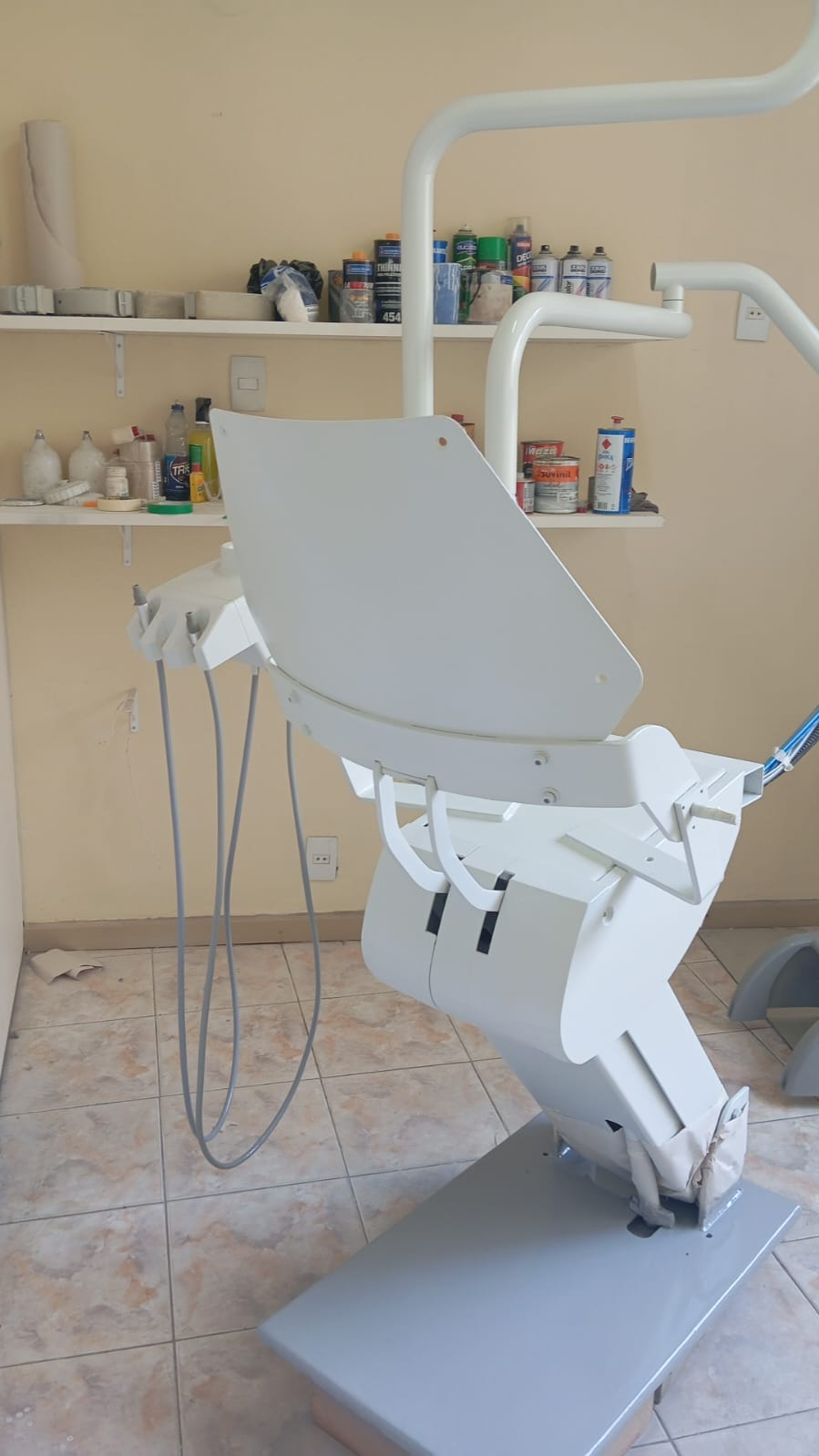 Cadeira odontológica na oficina durante manutenção