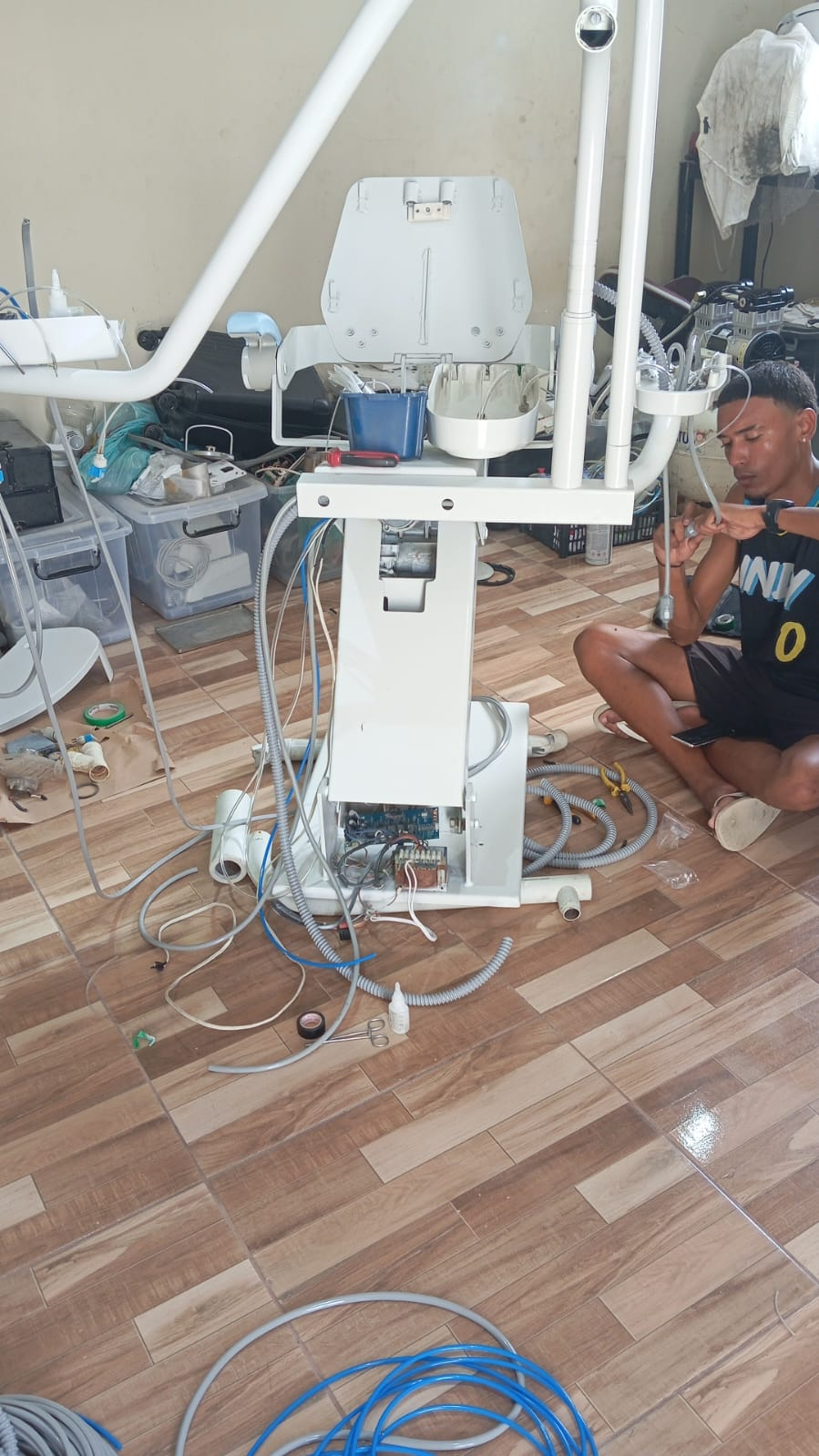 Técnico realizando reparo em cadeira odontológica