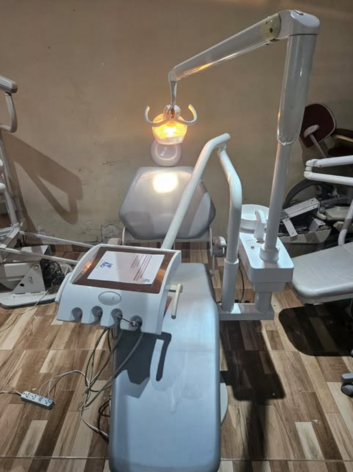 Cadeira odontológica em manutenção na oficina